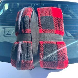 Member's Mark . Size: 60" x 72" Warm & Soft 100% Polyester Blk & Red Chex Throw